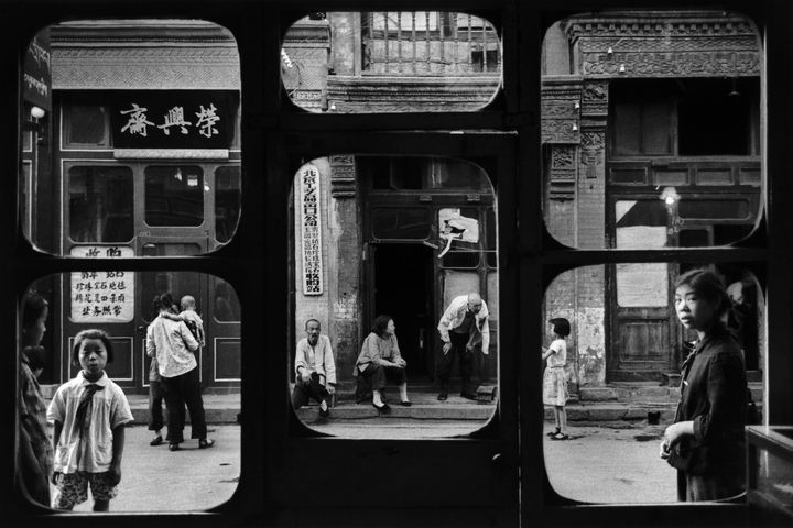 Marc Riboud, "Les fenêtres d’antiquaire, Rue Liulichang", Pékin, Chine, 1965 (© Marc Riboud / Fonds Marc Riboud au MNAAG)