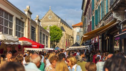 La rue des Halles, à Biarritz (Pyrénées-Altantiques), le 4 juin 2021. (JEAN ISENMANN / ONLY FRANCE / AFP)