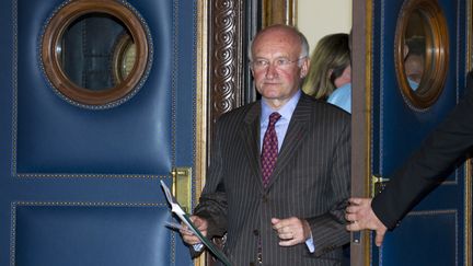 L'ancien PDG de la Société générale, Daniel Bouton, à la sortie du tribunal correctionnel de Paris, le 22 juin 2010. (GONZALO FUENTES / REUTERS)