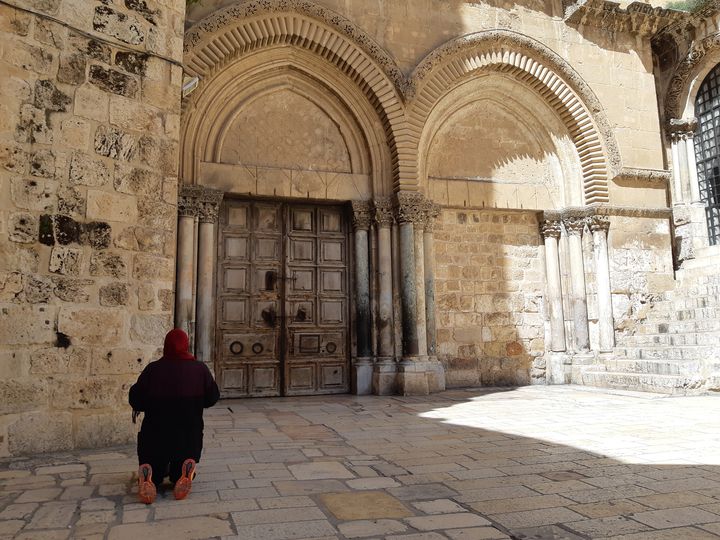 L'église du Saint-Sépulcre fermée à Jérusalem. Seuls les habitants, les professions autorisées et quelques religieux peuvent y accéder. (FRÉDÉRIC MÉTÉZEAU / RADIO FRANCE)