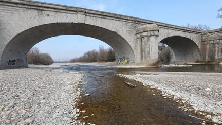 La rivière la Drôme a Livron-sur-Drôme, le 7 mars 2023. (FABRICE HEBRARD / MAXPPP)
