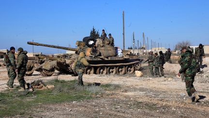 Les troupes loyalistes&nbsp;syriennes dans la ville d'Ain Al-Hanash, près d'Alep, le 26 janvier 2015. (GEORGES OURFALIAN / AFP)