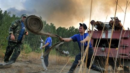 Pompiers à l'oeuvre dans la région de Sarov, au plus fort des incendies (AFP/VIKTOR DRACHEV)