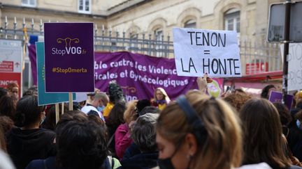 Lors d'une manifestation contre les violences gynécologiques devant l'hôpital Tenon à Paris, le 2 octobre 2021 (OLIVIER ARANDEL / MAXPPP)