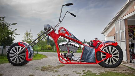 L'Italien Fabio Reggiani a fabriqu&eacute; la plus grande moto en &eacute;tat de marche du monde : elle p&egrave;se 5 tonnes et son guidon atteint 5,10 m&egrave;tres de haut. (RICHARD BRADBURY / GUINNESS WORLD RECORDS)