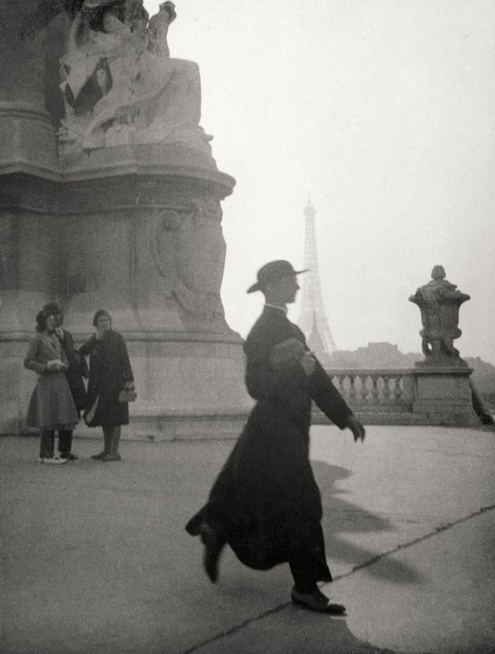 Jacques-André Boiffard, Prêtre marchant sur le Pont Alexandre III, Paris, vers, Centre Pompidou, musée national d'art moderne, Ancienne collection Christian Bouqueret
 (Mme Denise Boiffard)