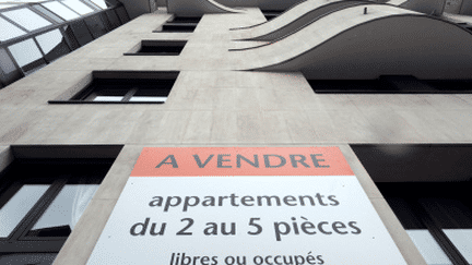 Une pancarte "A vendre" sur un immeuble parisinen. (AFP)