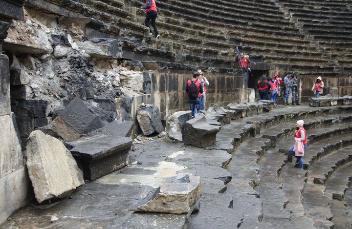 Des gradins du théâtre romain de Bosra se sont effondrés, sous l'impact d'obus
 (Maher al-Mounes / AFP)