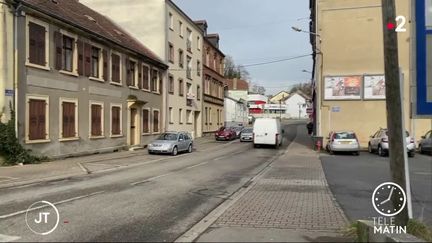 Une rue dans une ville de Moselle. (France 2)