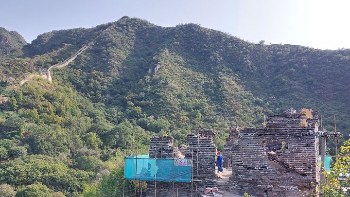 Le chantier de la tour de garde n°56 de la Grande muraille de Chine vient de commencer en décembre 2023. (SEBASTIEN BERRIOT / RADIO FRANCE)