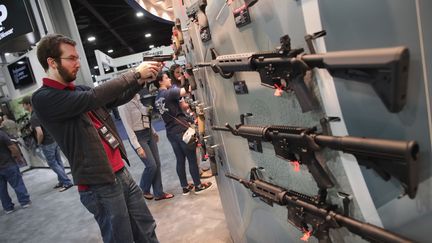 Stand du fabriquant d'ames&nbsp;Smith &amp; Wesson lors d'un rassemblement de la National Rifle Association (NRA), le 29 avril 2017.&nbsp; (SCOTT OLSON / GETTY IMAGES NORTH AMERICA / AFP)