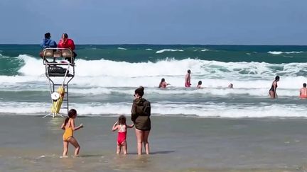 L’alerte maximale de risque aux baïnes a été déclenchée, samedi 20 août, sur le littoral de Nouvelle-Aquitaine. Elle concerne les plages de&nbsp;Charente-Maritime, de Gironde,&nbsp;des Landes et des Pyrénées-Atlantiques. (FRANCE 3)