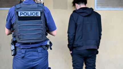 Interpellation d'un trafiquant de drogue, dans le quartier Gaubre-Tujac à Brive, le 17 octobre 2023 (photo d'illustration). (STEPHANIE PARA / MAXPPP)