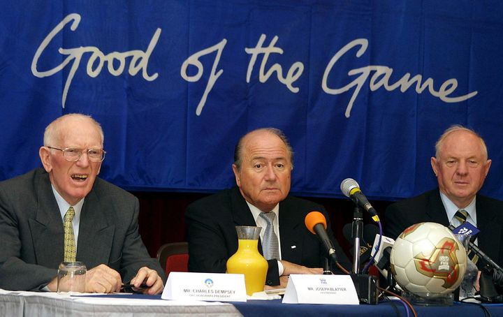 Charles Dempsey, Joseph Blatter et&nbsp;George Dick (ancien vice-pr&eacute;sident de la Conf&eacute;d&eacute;ration d'Oc&eacute;anie) &agrave; Auckland (Nouvelle-Z&eacute;lande), le 20 mai 2002, lors du congr&egrave;s de la Conf&eacute;d&eacute;ration d'Oc&eacute;anie de football. (DEAN TREML / AFP)