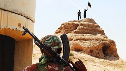 Une photo publi&eacute;e sur un site jihadiste, le 11 juin 2014, montrant des combattants de l'EIIL qui auraient pris un checkpoint en Irak. (WELAYAT SALAHUDDIN / AFP)