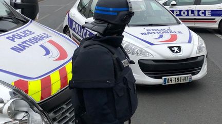 Un policier devant des véhicules de police. (photo d'illustration)&nbsp; (MATTHIEU MONDOLONI / FRANCE-INFO)