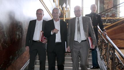 Eric Aubin&nbsp;(G.),&nbsp;membre de la direction de la CGT, Thierry Lepaon (C.), et&nbsp;Eric Lafont (D.), quittent Matignon, le 4 juillet 2013. (JACQUES DEMARTHON / AFP)