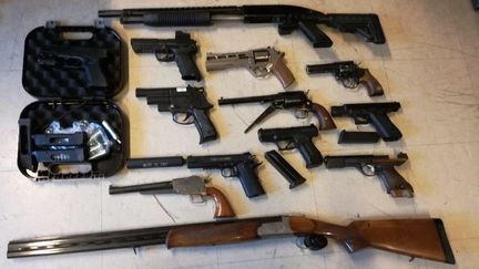 Une partie des armes saisies.&nbsp; (MINISTERE DE L INTERIEUR)