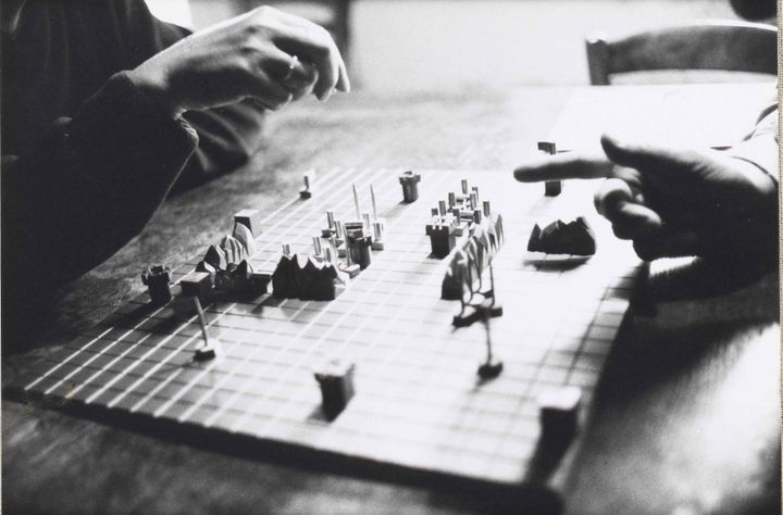 Alice et Guy Debord jouant au Jeu de la Guerre, août 1987, photographie de Jeanne Cornet
 (BnF, dpt. Manuscrits, fonds Guy Debord)