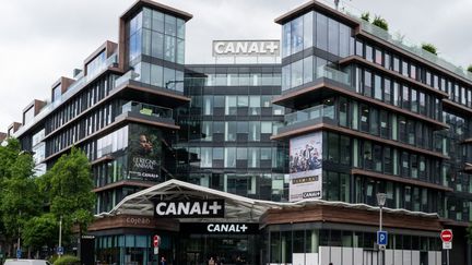 La façade du siège de Canal+ à Issy-les-Moulineaux (Hauts-de-Seine), le 5 juin 2024. (RICCARDO MILANI / HANS LUCAS / AFP)