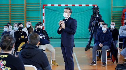 Emmanuel Macron devant les élèves du lycée agricole d' Ahun dans la Creuse, le 24 janvier 2022. (LUDOVIC MARIN / POOL)