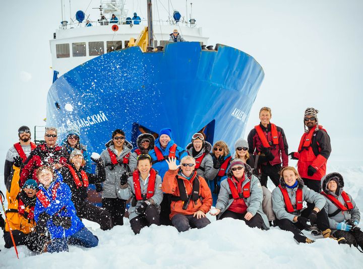 Des membres du "MV Akademik Chokalsky" posent pr&egrave;s de leur bateau prisonnier des glaces, le 28 d&eacute;cembre 2013. (ANDREW PEACOCK / FOOTLOOSEFOTOGRAPHY.COM / AFP)