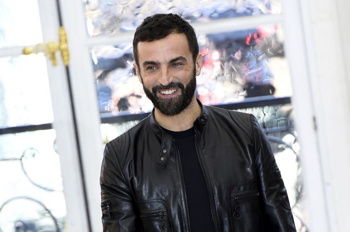 Nicolas Ghesquière au final du show printemps-été 2017, à Paris
