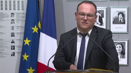 Lundi 4 juillet, le nouveau gouvernement a été&nbsp;dévoilé.&nbsp;De nouveaux ministres font leur entrée, quand d'autres s'en vont.&nbsp;Parmi les sorties remarquées, il y a celle de Damien&nbsp;Abad, qui fait l'objet d'une enquête pour tentative de viol. (FRANCE 2)