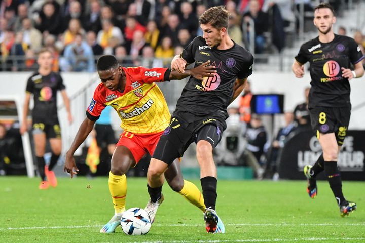 Stijn Spierings (in black) in a duel against his next team, Lens, on October 28, 2022. (FRANCOIS LO PRESTI / AFP)