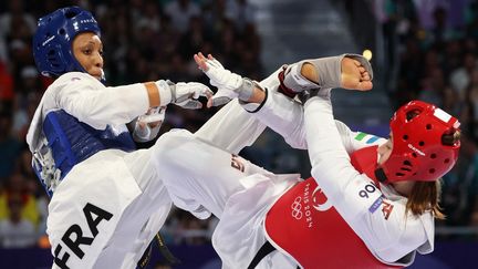 Althea Laurin et Svetlana Osipova en finale de taekwondo de la catégorie des +67 kg, aux Jeux olympiques de Paris, le 10 août 2024 au Grand Palais. (AFP)