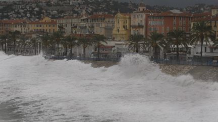 Les vagues sur la Baie des anges et la Promenade des Anglais &agrave; Nice mardi 8 novembre 2011. (FRANTZ BOUTON/NICE MATIN/MAXPPP)