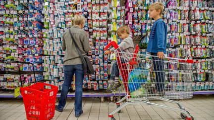 Une famille fait des courses de rentr&eacute;e, le 18 ao&ucirc;t 2014, dans un supermarch&eacute; de Lille (Nord). (PHILIPPE HUGUEN / AFP)