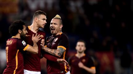 Le bonheur des joueurs de la Roma autour de Dzeko (FILIPPO MONTEFORTE / AFP)