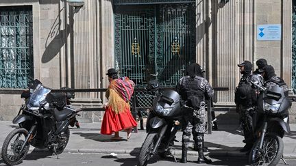 Des policiers surveillent le palais gouvernemental, à La Paz, en Bolivie, le 28 juin 2024. (AIZAR RALDES / AFP)