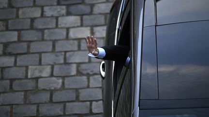 L'ancien Premier ministre Manuel Valls dans la cour de Matignon, le 6 décembre 2016. (LIONEL BONAVENTURE / AFP)