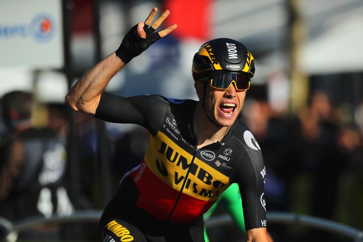 Sur les Champs-Elysées, Wout van Aert (Team Jumbo Visma) signe sa troisième victoire dans l'édition 2021 du Tour de France, le 18 juillet, à Paris. (CHRISTOPHE PETIT-TESSON / EPA / MAXPPP)