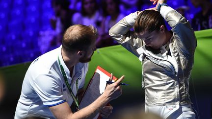 Cyril Verbrackel conseille Cécilia Berder avant sa montée sur la piste des championnats du monde. (BIZZI TEAM)