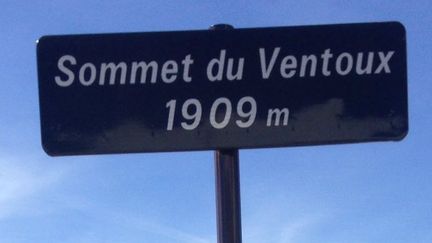 Un nouveau panneau indique la nouvelle altitude du Ventoux. (Erik Mulder)