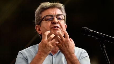 Jean-Luc Mélenchon appelle ses partisans et les Français à mettre une "raclée démocratique" à Jean-Luc Mélenchon, le 25 août à Marseille. (CHRISTOPHE SIMON / AFP)