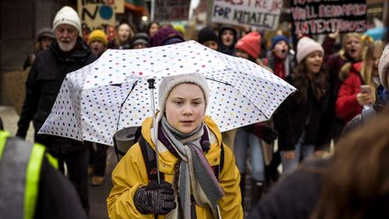 Depuis le mois d'août 2018, Greta Thunberg fait "la grève pour le climat" tous les vendredis, à proximité du Parlement suédois. En ce 15 mars 2019, l'adolescente de 16 ans remplace son "sitting" hebdomadaire par une marche, à laquelle elle a convié l'ensemble de la planète. Il s'agit de la première "grève mondiale pour le climat". (PONTUS LUNDAHL / AP / SIPA)