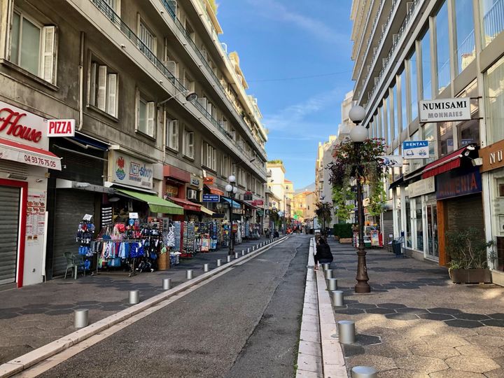 Une rue de commerçante&nbsp;à Nice&nbsp;très peu fréquentée par les touristes pour un mois de septembre. (NOEMIE BONNIN / RADIO FRANCE)