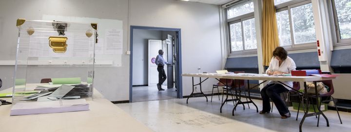 Un bureau de vote vide, à Vitry-sur-Seine (Val-de-Marne), le 11 juin 2016.&nbsp; (MICHAEL LUMBROSO/REA / REA)