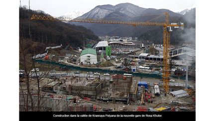 Un nouvel aéroport, deux gares, 200 km de voies de chemins de fer, 400 km de réseau routier, 77 ponts et 12 tunnels… l’enveloppe grossit chaque jour et devient un véritable gouffre financier pour la Russie. ( REUTERS/Kai Pfaffenbach  )