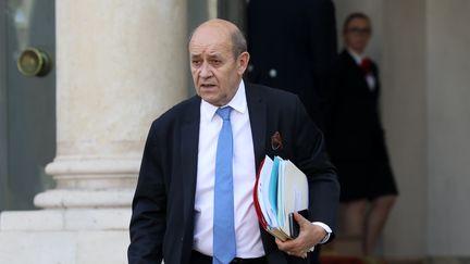 Le ministre des Affaires étrangères Jean-Yves Le Drian, quitte l'Elysée, à Paris, le 21 février 2018. (LUDOVIC MARIN / AFP)