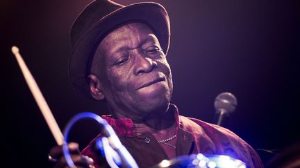 Le batteur et compositeur Tony Allen sur scène en Suisse le 22 mai 2015 (ENNIO LEANZA / KEYSTONE)