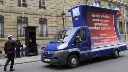 Les députés PS ont fait circuler ce camion pour interpeller Nicolas Sarkozy sur le bouclier fiscal (AFP/FRANCK FIFE)