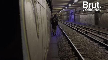 La nuit, ils jouent au chat et à la souris pour réussir à graffer les murs des tunnels du métro parisien. Brut les a suivis.