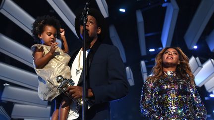 Jay-Z, Beyonc&eacute;, et leur&nbsp;fille Blue Ivy, lors des MTV Video Music Awards, le 24 ao&ucirc;t 2014, &agrave; Los Angeles (Californie). (GETTY IMAGES / JEFF KRAVITZ / FILMMAGIC, INC)