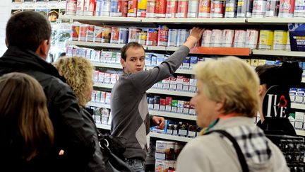 Des acheteurs de cigarettes s'approvisionnent&nbsp;&agrave; Poperinge (Belgique), avant la hausse du prix du tabac en France, le 30 septembre 2012. (PHILIPPE HUGUEN / AFP)