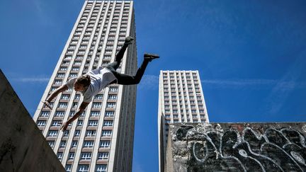 Un homme faisant du parkour à Paris, en mai 2018 (PHILIPPE LOPEZ / AFP)